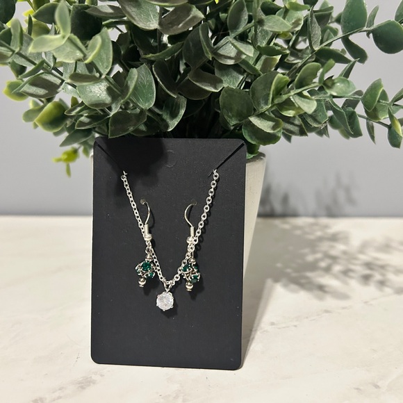 Elegant Silver and Green Swarovski Necklace Set - Picture 2 of 7